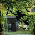 Halloween Heks raamsticker herbruikbaar ideeen inspiratie raamdecoratie sfeerfoto buiten
